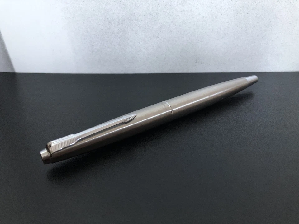 Parker 45 Flighter Chrome Tassie Fountain Pen. Reverse Fine Oblique Italic Nib - Image 4 of 4