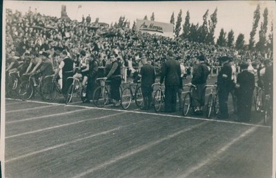Photo cyclist about to start, cycling race - 10578004