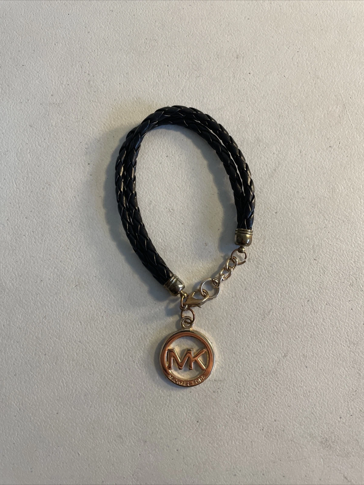 Bracciale Michael Kors con Ciondolo 1"" Tono Oro & 6 5"" Cavo in Pelle Intrecciata Nera