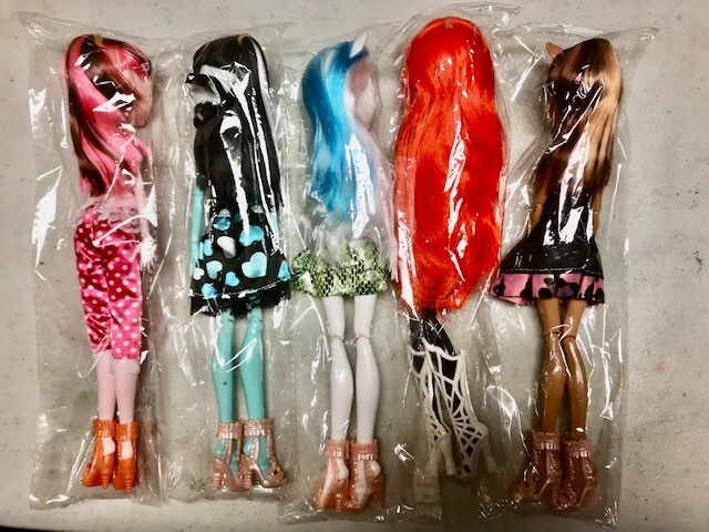 Lot of 5 Nice Monster High Dolls in Packages with Clothes and Shoes