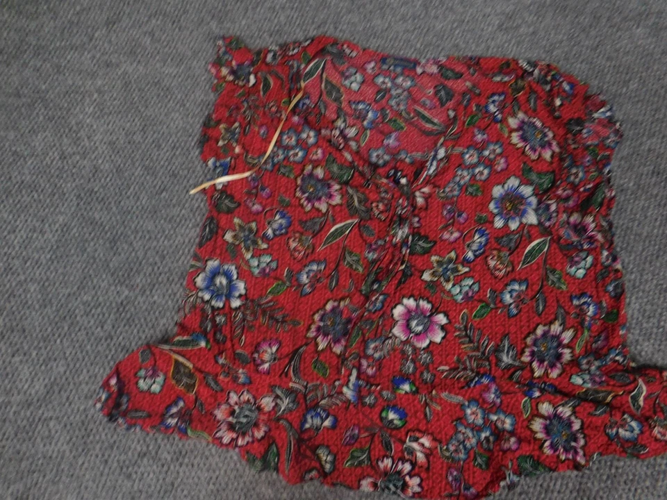 Democracy Womens Blouse Medium Red Floral pullover Foto 2 de 4