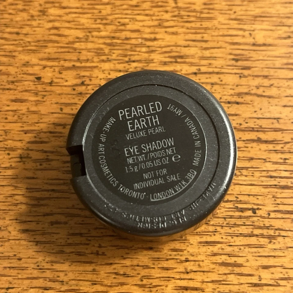 RARE MAC Pearled Earth veluxe pearl powder eyeshadow 1.5g - Image 3 of 3