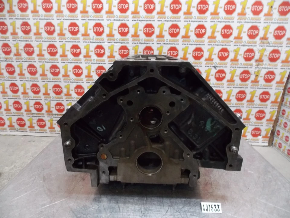 Chevrolet Suburban 2010-2014 montaje de bloque de cilindros de motor de 5,3 L OEM Foto 3 de 4