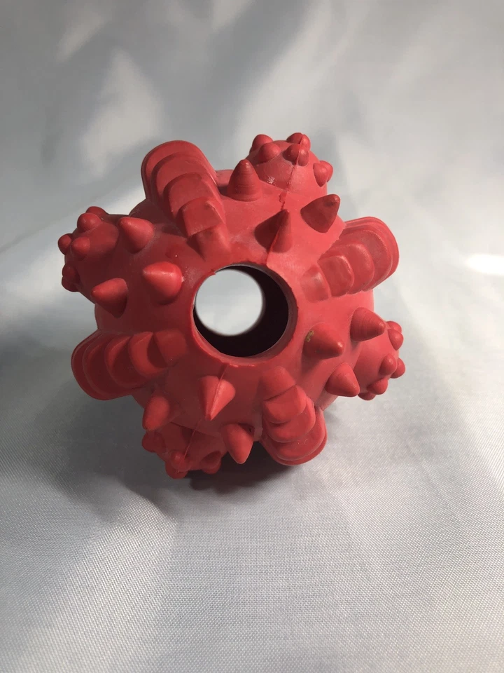 Petmate Dogzilla Knobby Treat Ball 3” - Rojo - Usado Foto 4 de 4