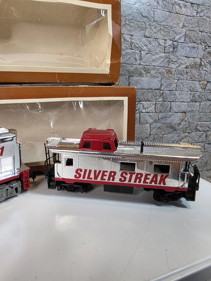 VTG TYCO Silver Streak 4301 Locomotive & Caboose Set HO Scale 327-60 Open Box - Image 4 of 4