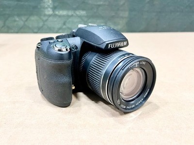 Fujifilm FinePix HS Series HS10 / HS11 10.3MP Digital Camera