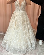 Ivory White Lace Ball Gown Wedding Dress V Neck Sleeveless Tulle Full-Length