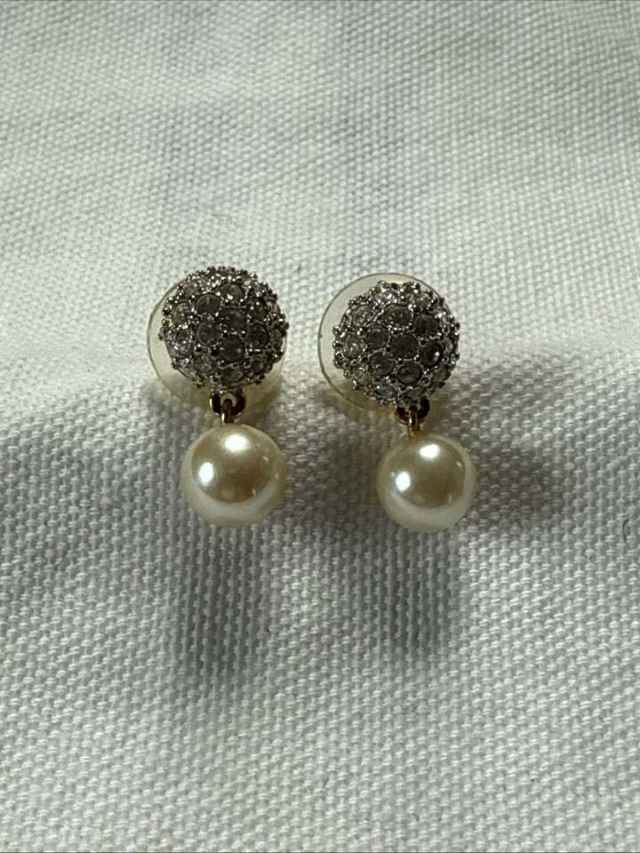 Pendientes colgantes de perlas Carolee con detalles de bolas pavé y postes de oro de 14 quilates Foto 2 de 3