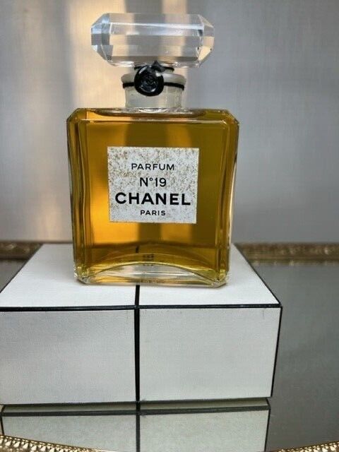 Chanel No 19 pure parfum 56 ml. Rare, vintage 1970. Sealed bottle.