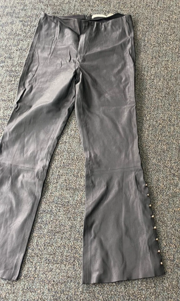 PANTALÓN LIGERO ALICE+OLIVIA CUERO TIRO ALTO ACAMPANADO ADORNADO TALLA 10 Foto 3 de 4