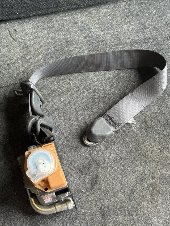 2003-2009 Nissan 350Z Coupe Driver Front Seat Belt Assembly OEM 86885-CF60A - Image 2 of 4
