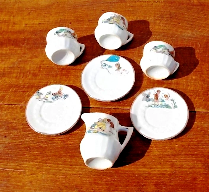 Dînette porcelaine ancienne décor enfants, tasses soucoupes et pot à lait, TBE - Photo 2/4