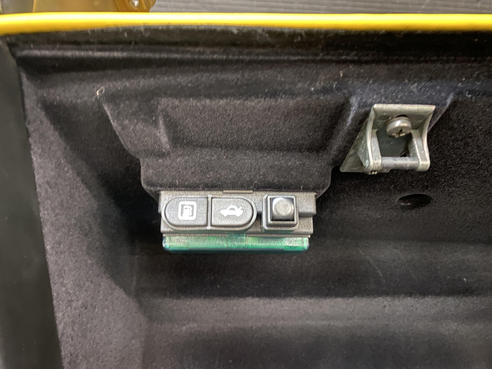 2002 MASERATI SPYDER LOWER DASH PANEL BOARD BLACK LEATHER YELLOW ACCENT