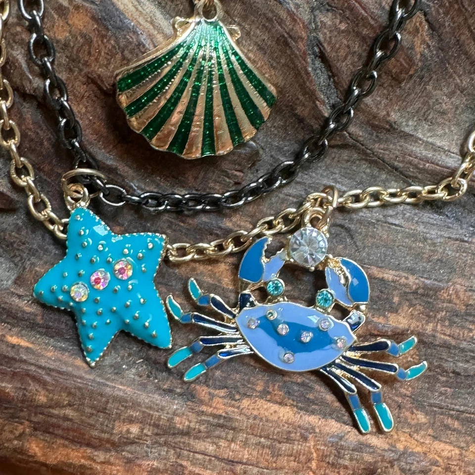 Collar Betsy Johnson estrás cangrejo, estrella y concha Foto 2 de 4
