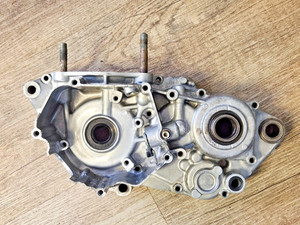 2001 99-01 YZ250 LEFT CRANKCASE BOTTOM END MOTOR CASE CARTER 5CU-15111-02-00