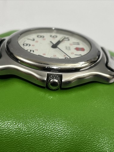 Victorinox SWISS ARMY Men Watch 100 MTR Water Resident W/ New Battery! - Picture 5 of 9