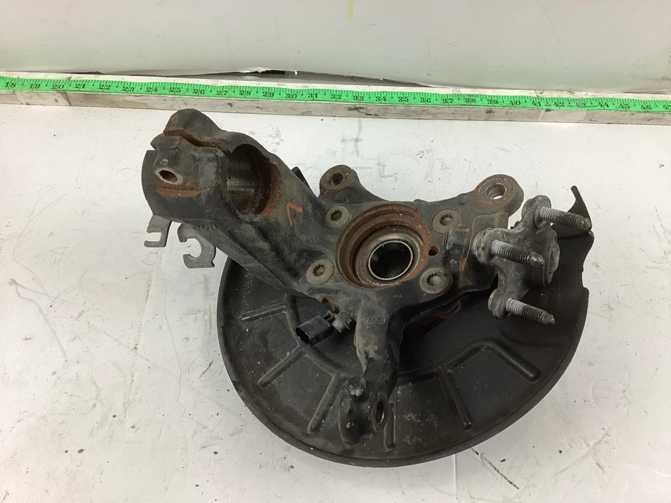 Volkswagen Jetta 2011-2018 eje delantero izquierdo buje nudillo 1K0615311F OEM. Foto 4 de 4
