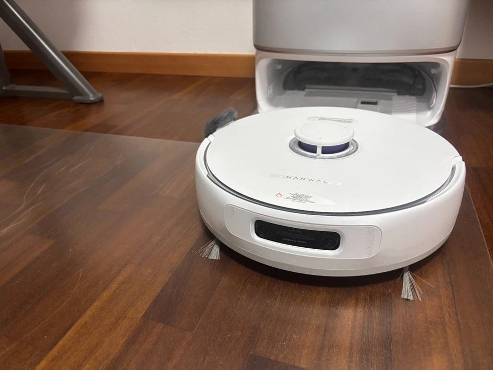 NARWAL FREO Z ULTRA Robot aspirapolvere lavapavimenti con stazione - Immagine 2 di 3