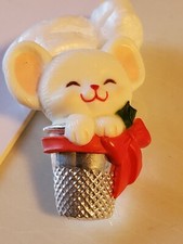 Vintage Hallmark Thimble 1983 Christmas mouse w/holly in thimble PINBACK box7