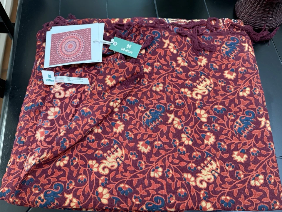 "Tapiz floral Urban Outfitters UO Home 84"" X 100"" nuevo" Foto 2 de 4