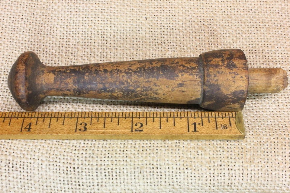 Antiguo gancho para coctelera de madera de pino de 1800 acabado primitivo de nogal oscuro Foto 3 de 4