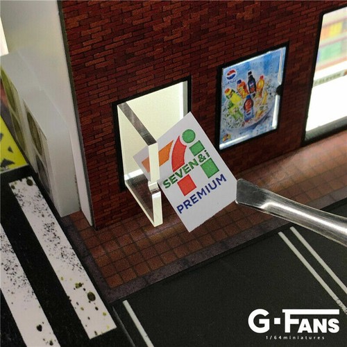 G-FANS 1:64 Diorama con Luce LED 7-11/FamilyMart Negozi e lotti di parcheggio - Foto 10 di 12