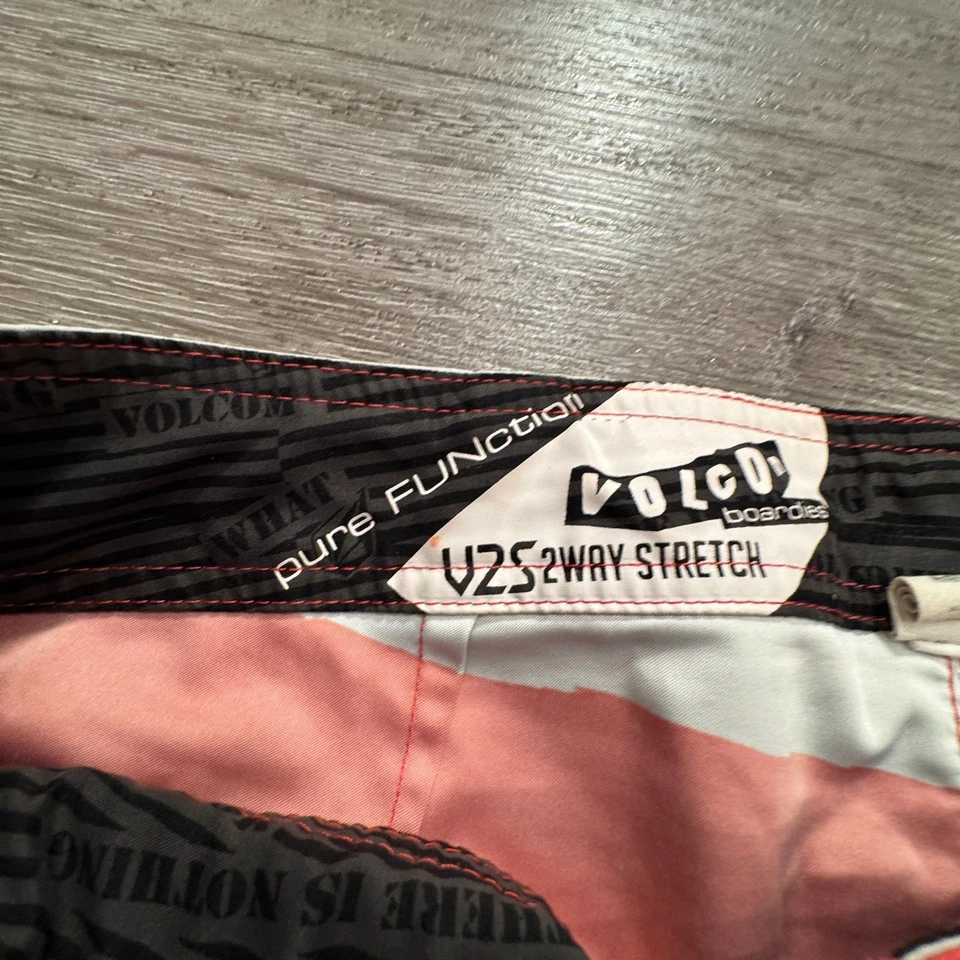 Shorts Volcom Masculino 34 Boardies Listrado Vintage V2S 2 Vias Stretch Surf Logotipo Y2k - Imagem 3 de 4