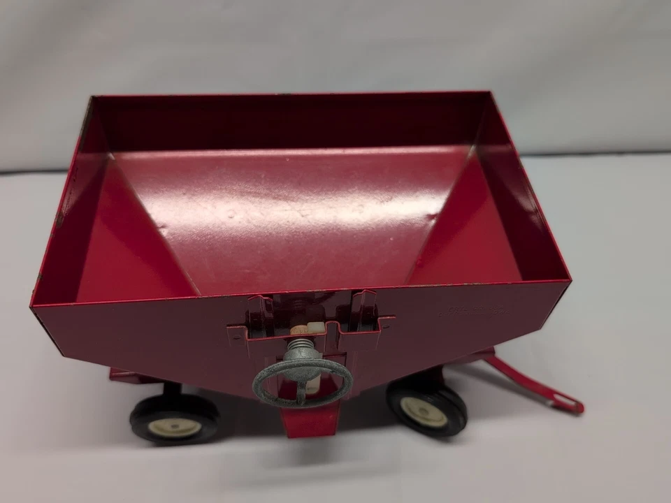 Ertl International Harvester Ertl Gravity Feed Wagon Steel Farm Trailer Toy 1/16 - Image 2 of 4