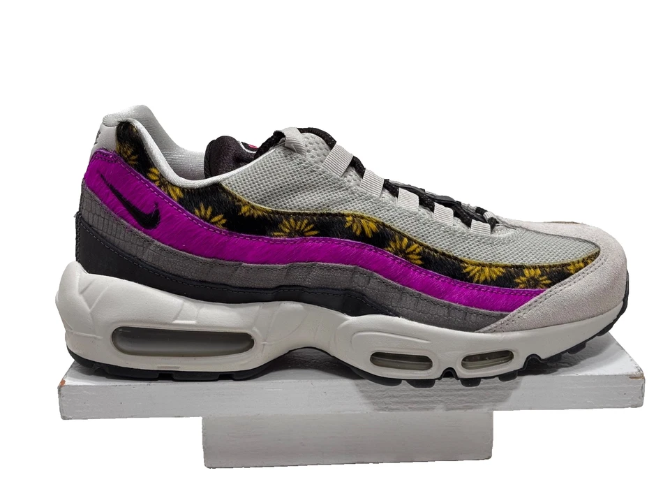 NIKE AIR MAX 95 PREMIUM  ANIMAL/ FLORAL PRINTS SHOE.  WOMEN'S SIZE: 10 - Image 3 of 4