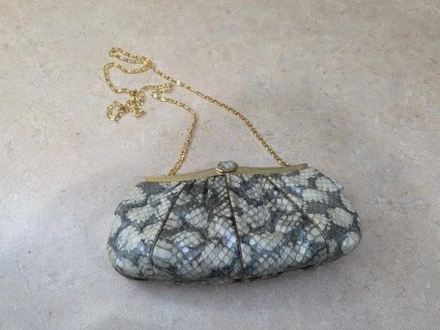 Cartera de piel de serpiente Judith Leiber glamour vintage gris y marfil escamas con cadena Foto 2 de 4
