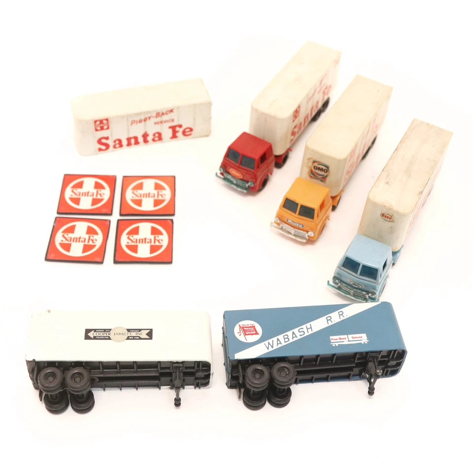 Ho Scale lot - Semi Trucks, Santa Fe Piggy Back Trailers by Tyco for 1:87 Trains - Image 4 of 4