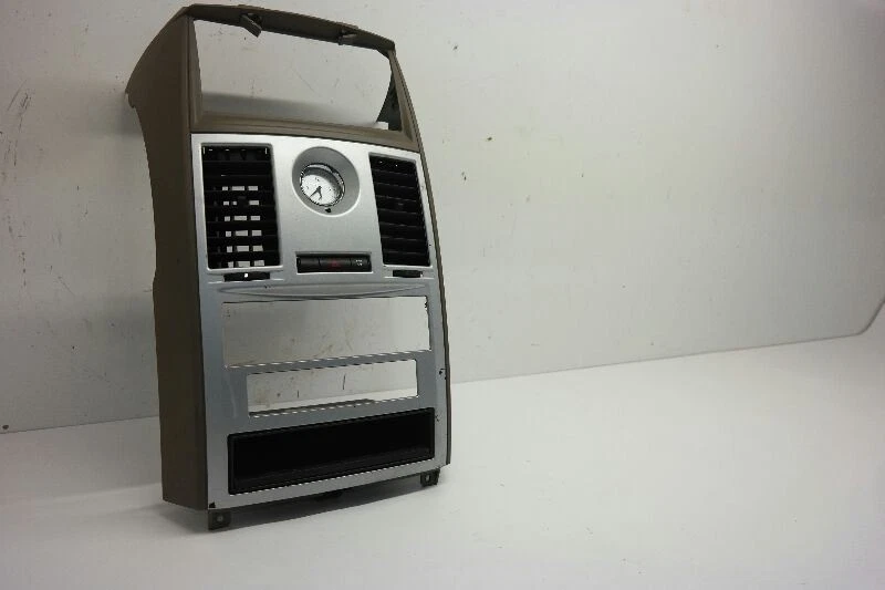 Radio bisel con rejillas de ventilación Chrysler Town Country 2008-2010 Foto 2 de 4