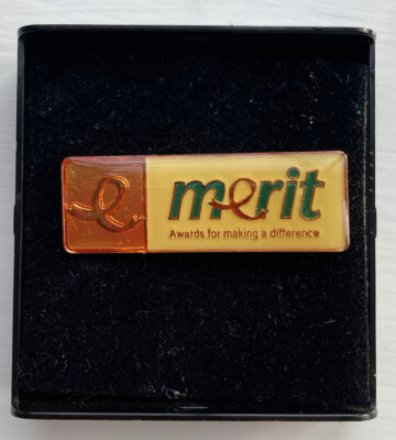 VINTAGE WERBE WERBUNG PIN ANSTECKER - VERDIENST - AUSZEICHNUNGEN FÜR EINEN UNTERSCHIED