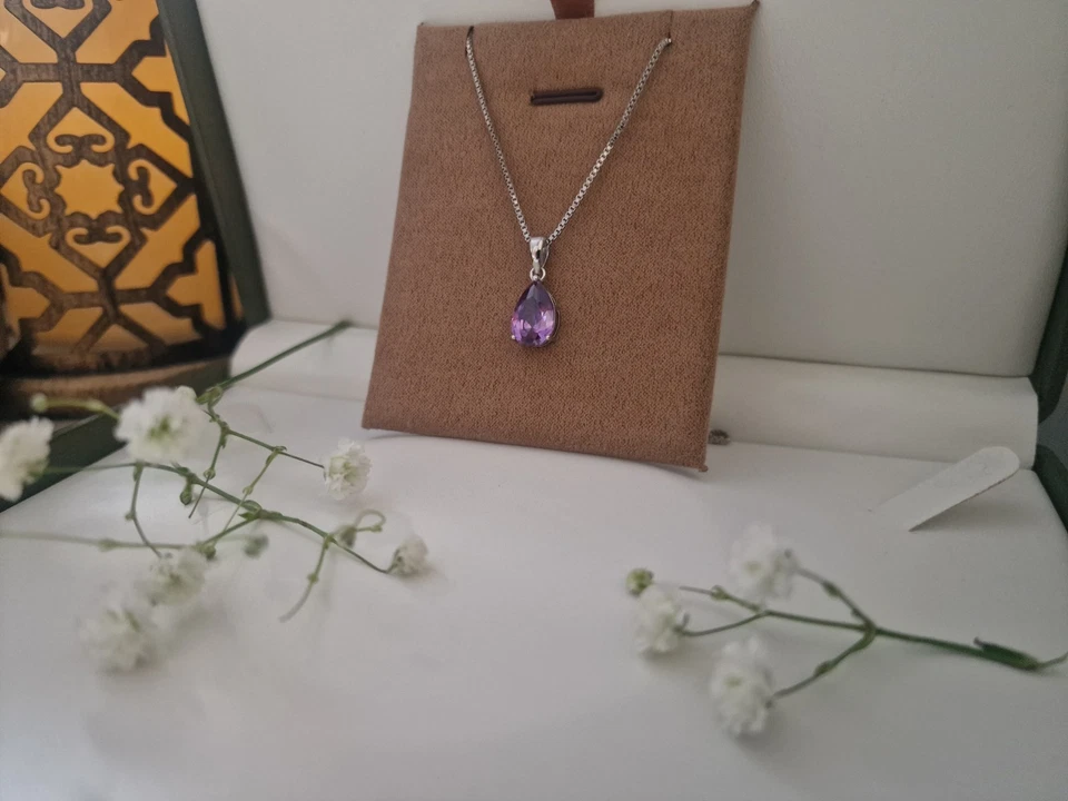 Lujoso colgante de corte pera con acabado de oro blanco con rica piedra preciosa de ciruela púrpura Foto 2 de 4