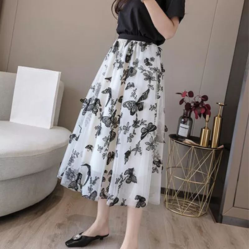 Black tops for long skirts 2025