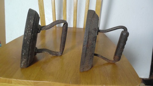2 Vintage Cast Iron- Irons - Picture 3 of 4