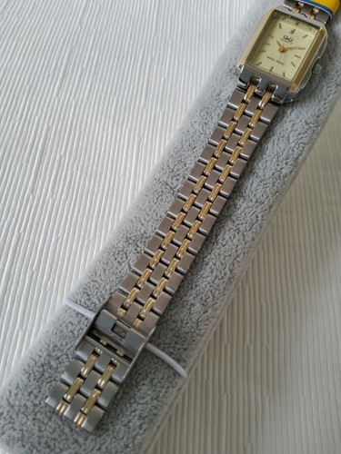 Q & Q Analog Ladies Watch - Two Tones and 30M W/R - ( Closing Sale ) - Picture 3 of 6
