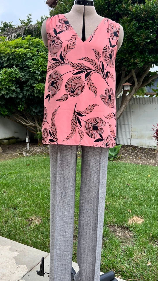 Ann taylor dress slacks, chevron pattern in white & black, size 4, straight leg - Imagem 3 de 4