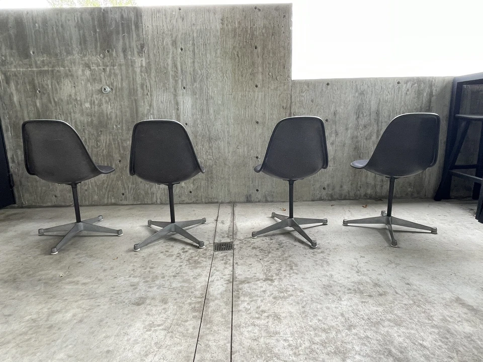 Set (4) of original Herman Miller Swiveling Side Chairs in Black. - Image 2 of 4