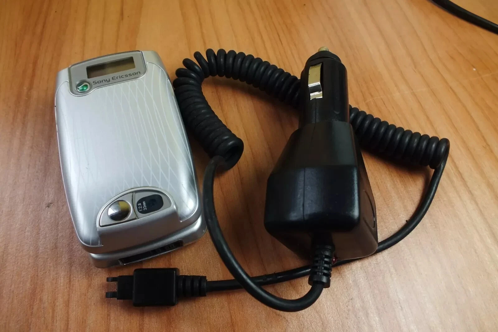 Sony Ericsson Z600 Mobile Retro Flip Phone on Orange WORKING