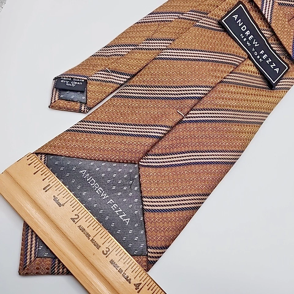 Corbata Andrew Fezza de seda a rayas doradas - Como nueva Foto 2 de 4