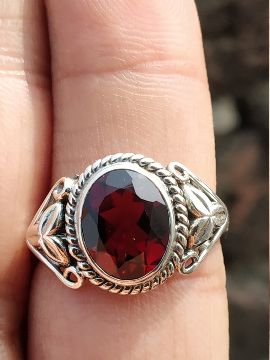 Bague En Argent Plaqué Avec Grenat/Rubis De Laboratoire Ovale - Taille 8 (US) - Modèle R10079
