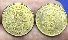 2 different 1995 CHUCK E CHEESE TOKENS BRASS 25c Pizza Time Theatre Showbiz
