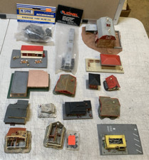 Train Buildings Scenery, 1 large building barn, 3 accessories X17 lot