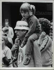 1978 Press Photo John Mock gives his daughter lift after finishing 10,000 meter.