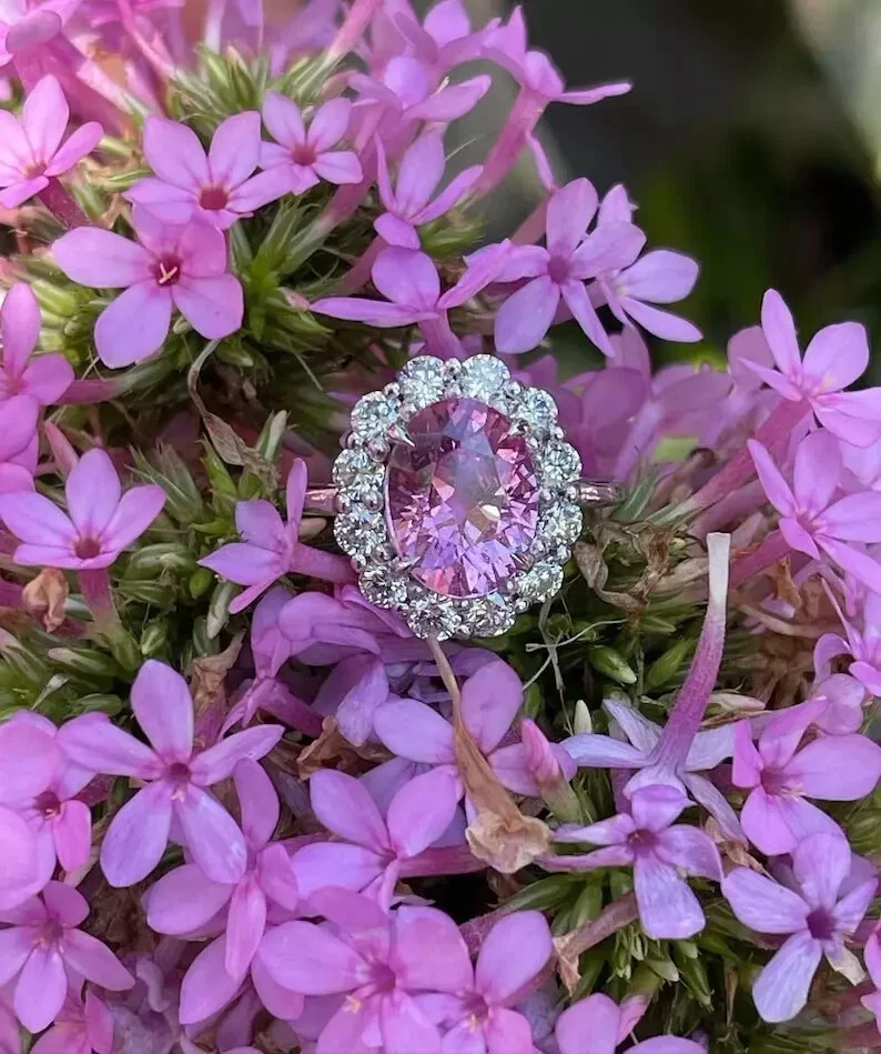 Anillo de compromiso de diamantes con zafiro rosa natural ovalado de 4,48 quilates de plata de ley 925 7 Foto 4 de 4