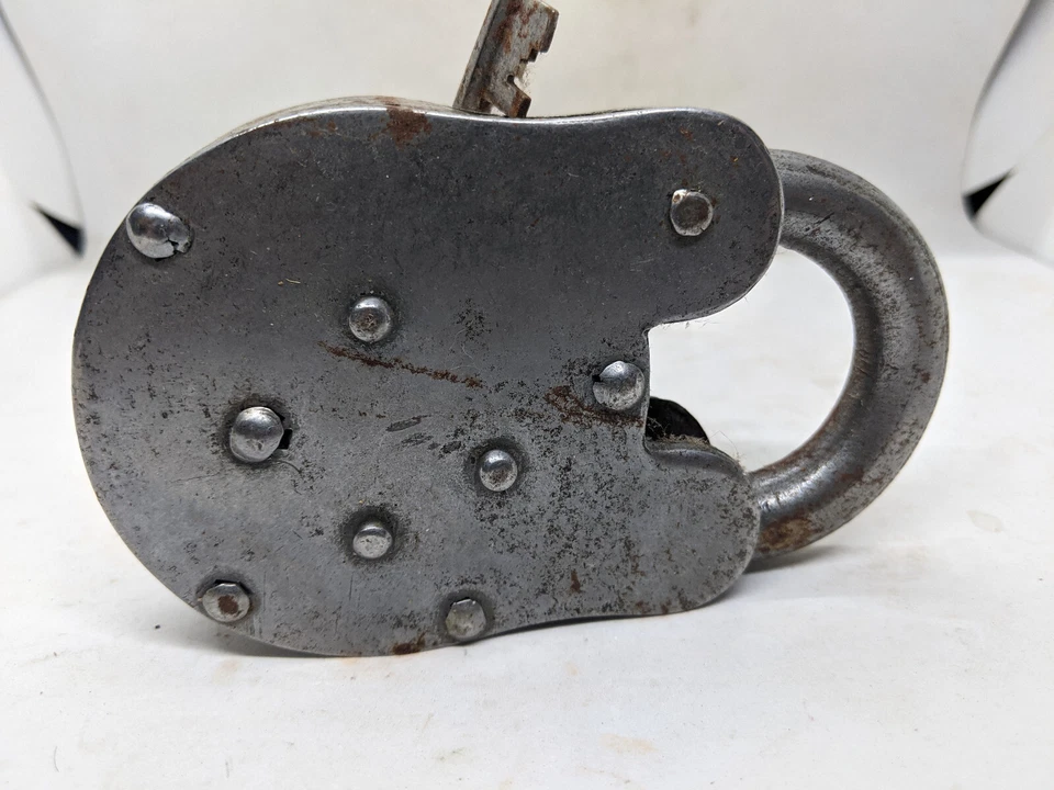 Antiguo candado de almohadilla GRANDE, PESADO con llave/HOMBRE CUEVA Foto 4 de 4