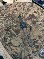 Smartwatch Amazfit Bip 3 Pro – czarna ładowarka w zestawie i instrukcja obsługi.