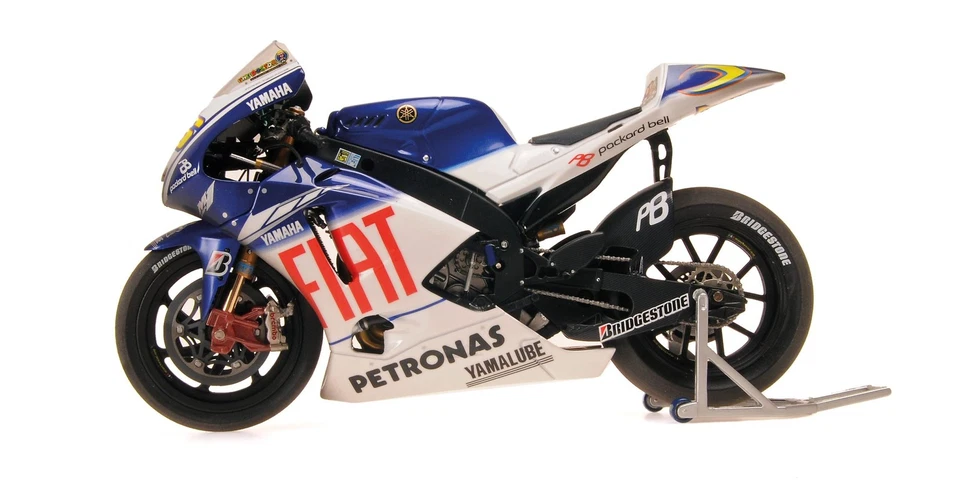 Minichamps 1/12 YAMAHA YZR-M1 VALENTINO ROSSI WORLD CHAMPION 2009 DIRTY VERSION - Image 3 of 4