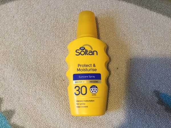 Boots Soltan Protect And Moisturise Suncare Spray SPF 30 Brand New 